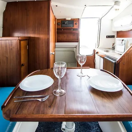 Cozy Boat To Unwind By The Ocean Botel