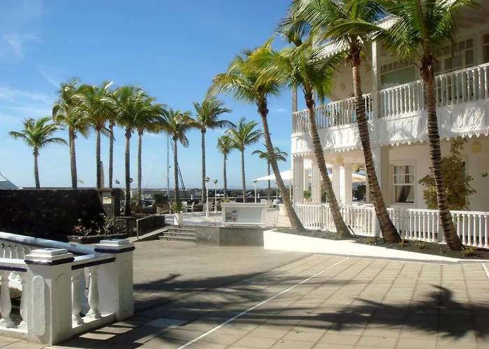 Cozy Boat To Unwind By The Ocean