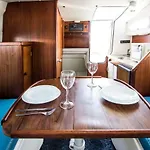 Cozy Boat To Unwind By The Ocean Båthotell