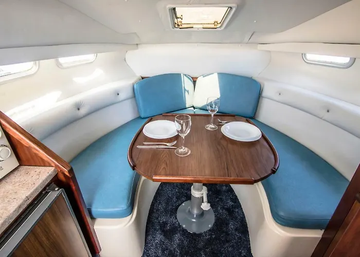 Cozy Boat To Unwind By The Ocean 船屋 *