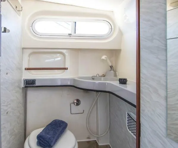 Cozy Boat To Unwind By The Ocean *