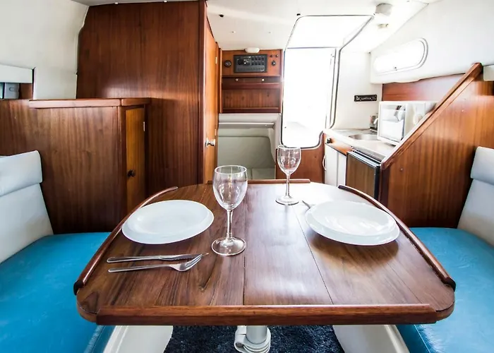 Cozy Boat To Unwind By The Ocean Botel